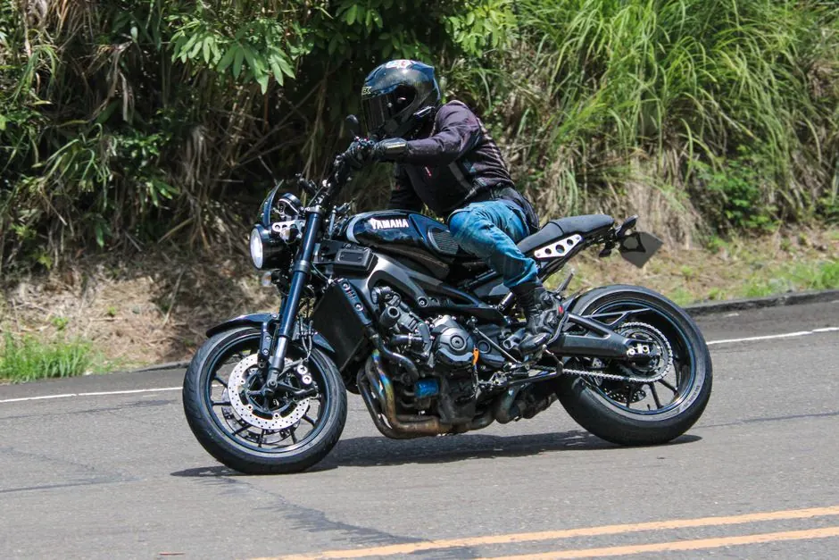 Essai d'un roadster sur une route ouverte